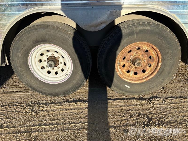 Bison 28 ft T/A Horse Trailer Remolques para transporte de animales