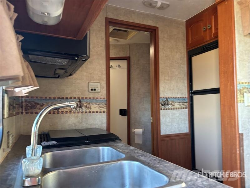 Bison 28 ft T/A Horse Trailer Remolques para transporte de animales