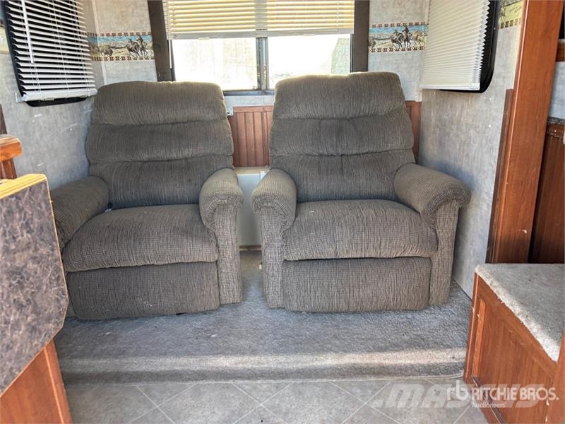 Bison 28 ft T/A Horse Trailer Remolques para transporte de animales