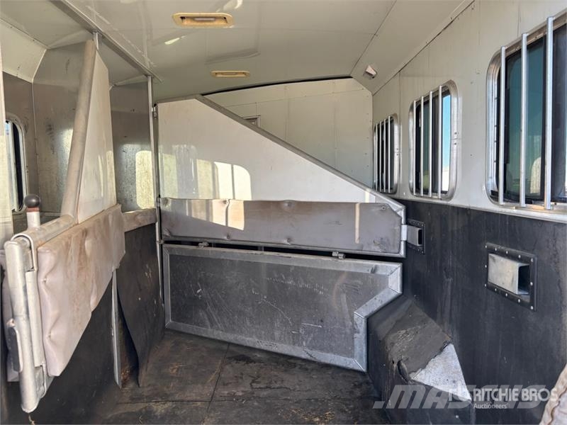 Bison 28 ft T/A Horse Trailer Remolques para transporte de animales