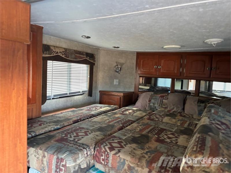 Bison 28 ft T/A Horse Trailer Remolques para transporte de animales