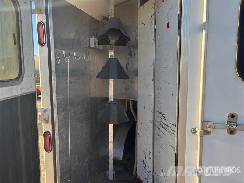 Bison 28 ft T/A Horse Trailer Remolques para transporte de animales