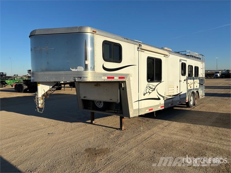 Bison 28 ft T/A Horse Trailer Remolques para transporte de animales