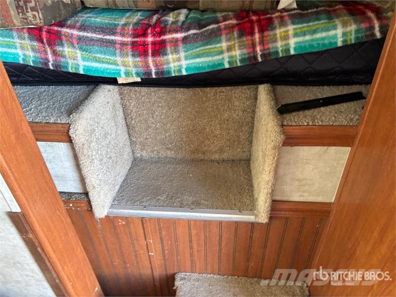 Bison 28 ft T/A Horse Trailer Remolques para transporte de animales