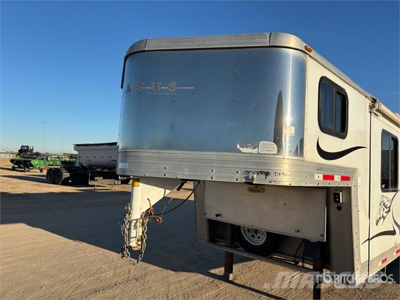 Bison 28 ft T/A Horse Trailer Remolques para transporte de animales