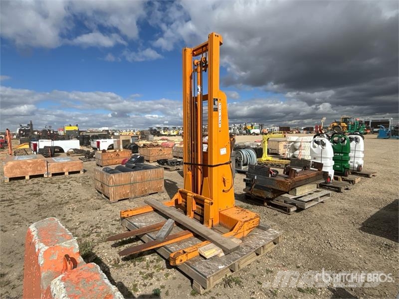 Blue Giant P20T130 2000 lb Electric Stacker Samopogonski ročni viličarji