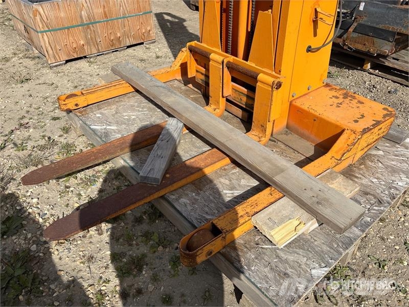 Blue Giant P20T130 2000 lb Electric Stacker Samopogonski ročni viličarji