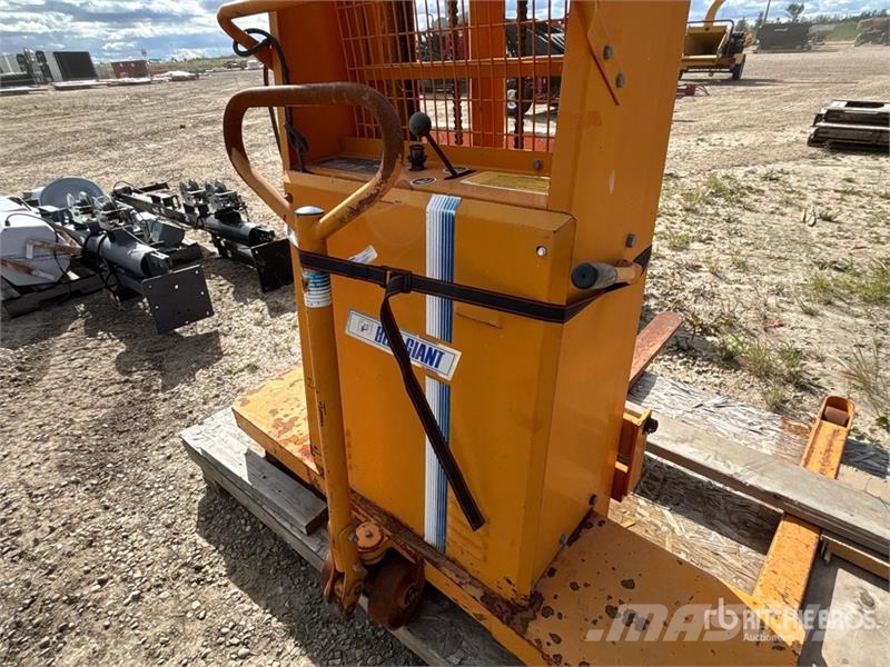 Blue Giant P20T130 2000 lb Electric Stacker Samopogonski ročni viličarji