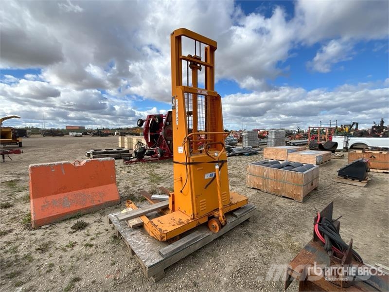 Blue Giant P20T130 2000 lb Electric Stacker Samopogonski ročni viličarji