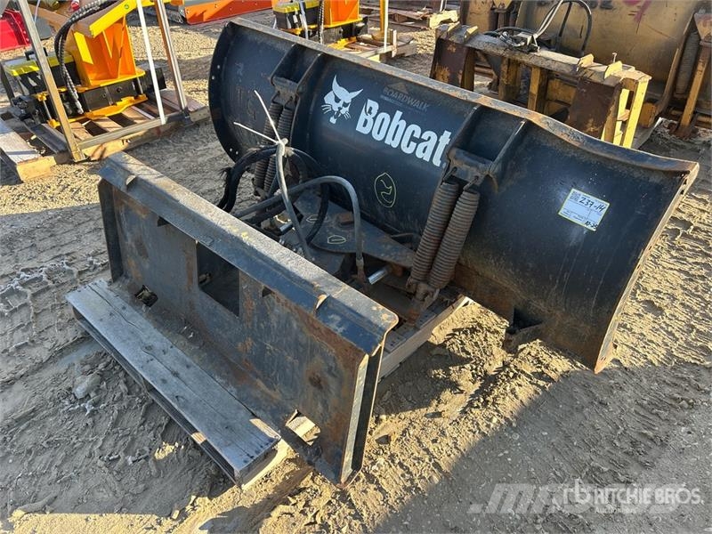 Bobcat 72 in Skid Steer Snow Pusher - Fits Bobcat 5600 Lâminas e arados de neve