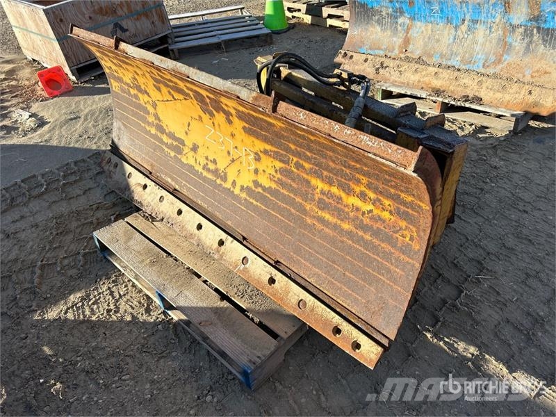 Bobcat 72 in Skid Steer Snow Pusher - Fits Bobcat 5600 Lâminas e arados de neve