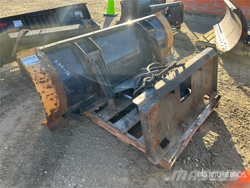 Bobcat 72 in Skid Steer Snow Pusher - Fits Bobcat 5600 Lâminas e arados de neve