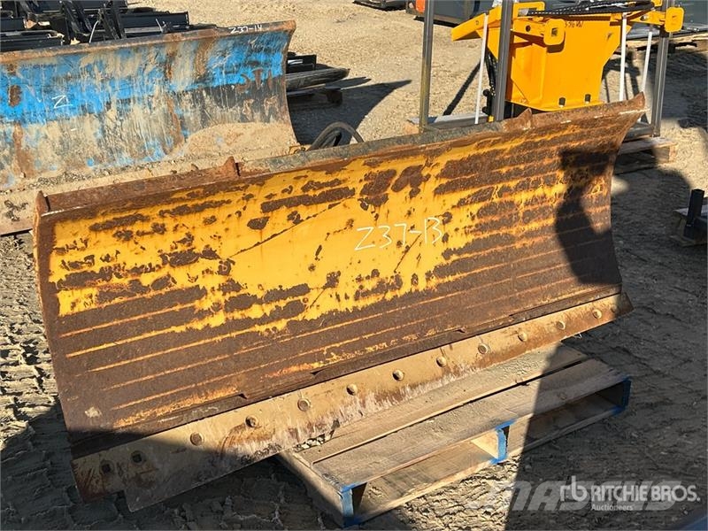 Bobcat 72 in Skid Steer Snow Pusher - Fits Bobcat 5600 Lâminas e arados de neve