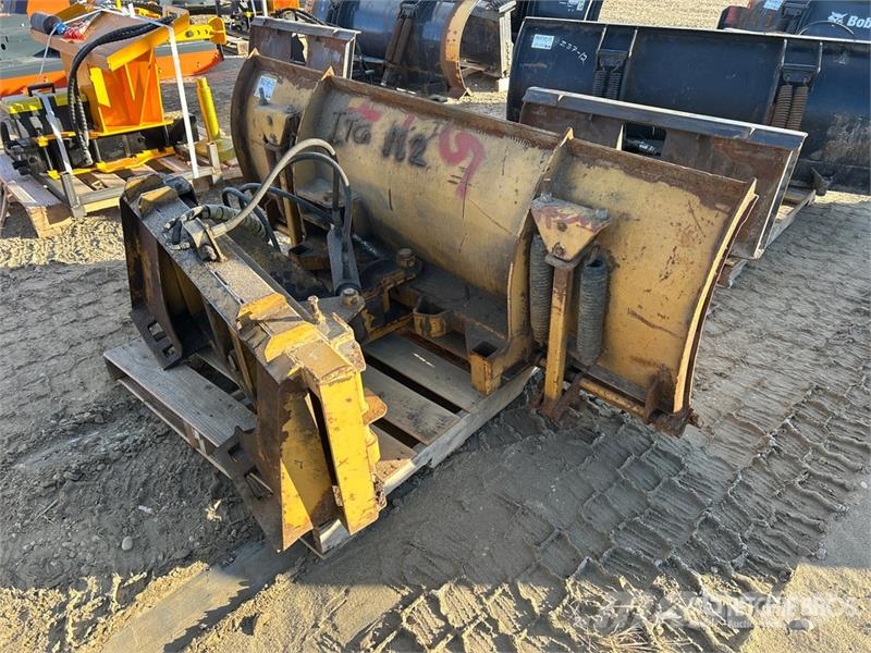 Bobcat 72 in Skid Steer Snow Pusher - Fits Bobcat 5600 Lâminas e arados de neve