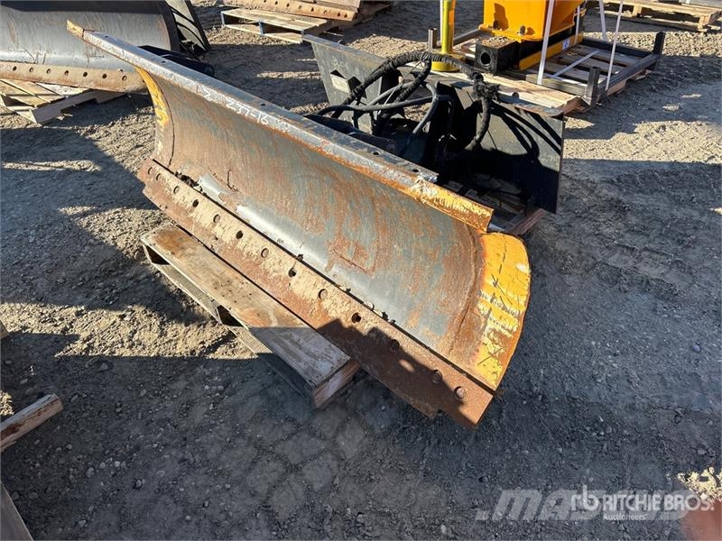 Bobcat 72 in Skid Steer Snow Pusher - Fits Bobcat 5600 Lâminas e arados de neve