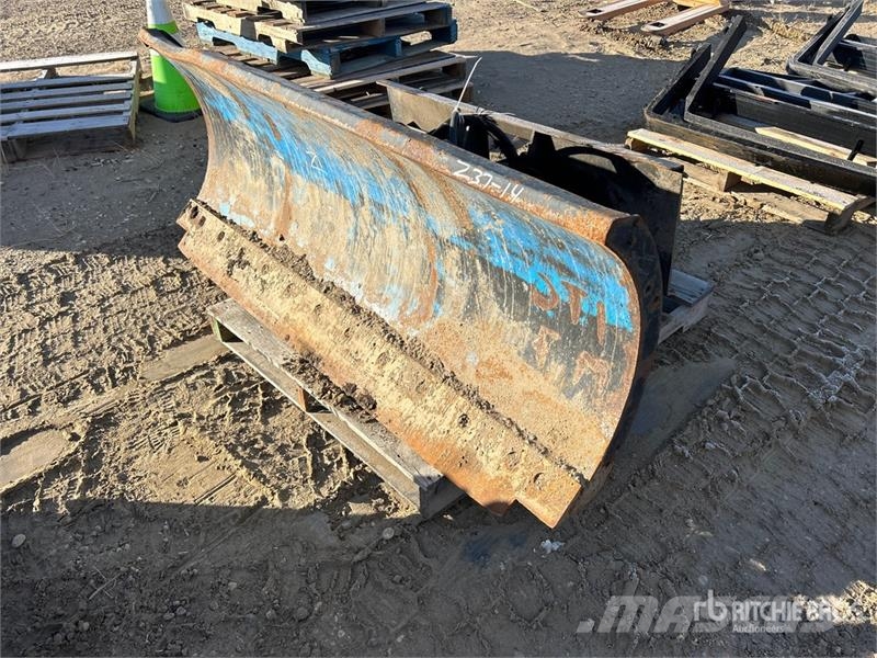 Bobcat 72 in Skid Steer Snow Pusher - Fits Bobcat 5600 Lâminas e arados de neve