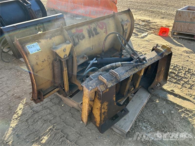 Bobcat 72 in Skid Steer Snow Pusher - Fits Bobcat 5600 Lâminas e arados de neve