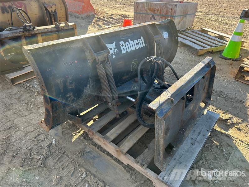 Bobcat 72 in Skid Steer Snow Pusher - Fits Bobcat 5600 Lâminas e arados de neve