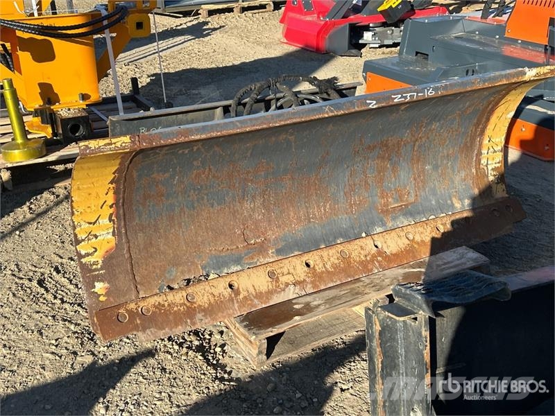 Bobcat 72 in Skid Steer Snow Pusher - Fits Bobcat 5600 Lâminas e arados de neve