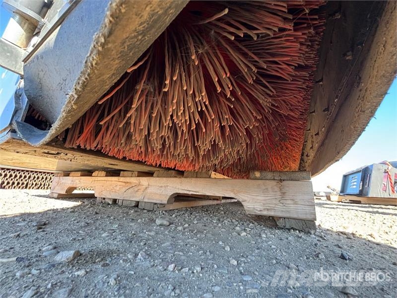 Bobcat 7405171 72 in Skid Steer Sweeper 브러쉬
