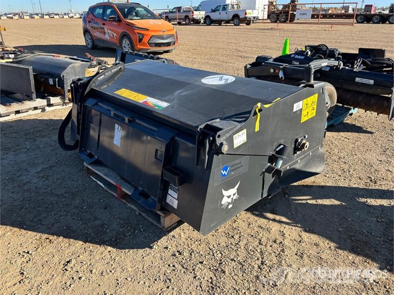 Bobcat 7405171 72 in Skid Steer Sweeper 브러쉬