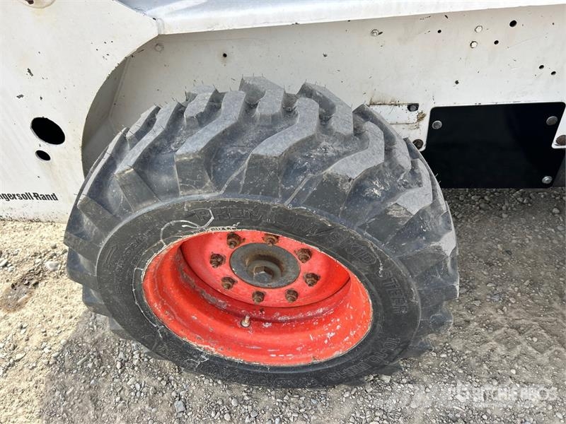 Bobcat 763 لوادر انزلاقية التوجيه