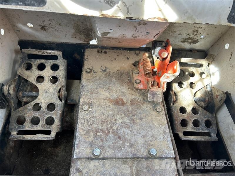 Bobcat 763 لوادر انزلاقية التوجيه