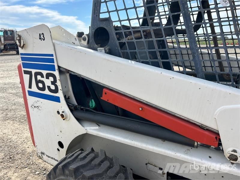Bobcat 763 لوادر انزلاقية التوجيه