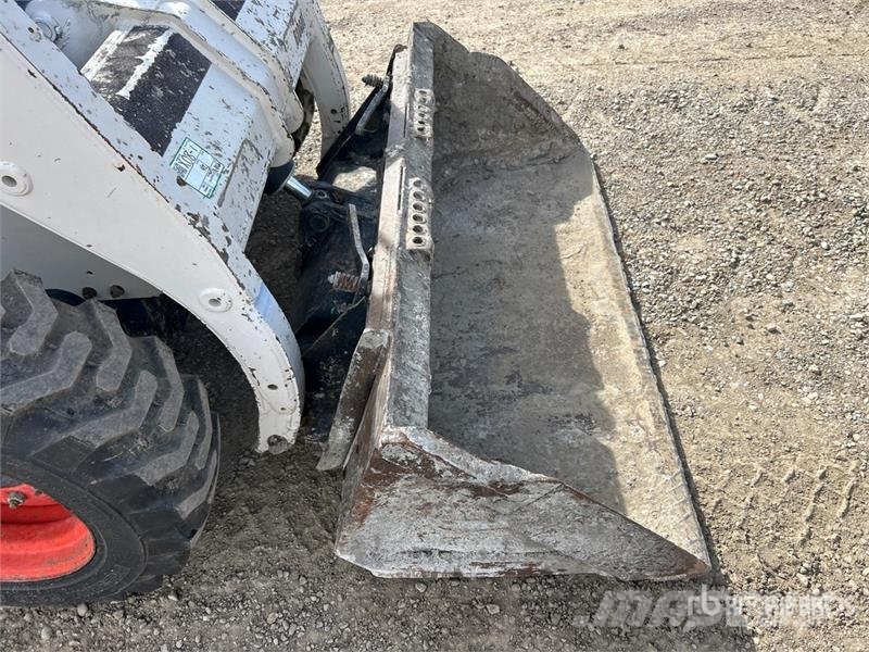 Bobcat 763 لوادر انزلاقية التوجيه