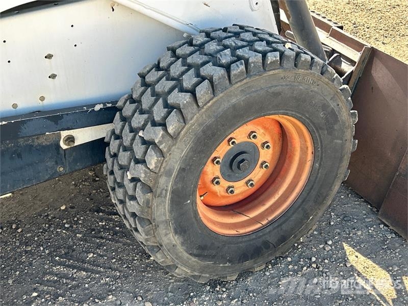 Bobcat 873 لوادر انزلاقية التوجيه