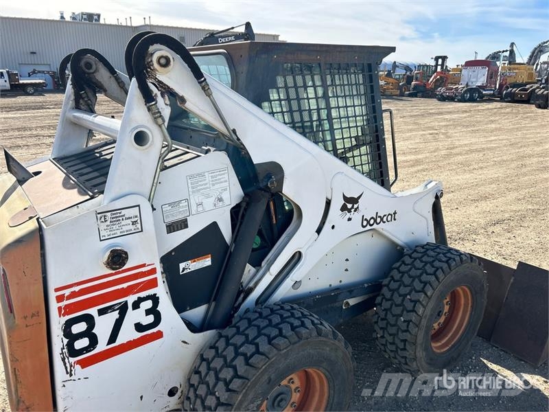 Bobcat 873 لوادر انزلاقية التوجيه