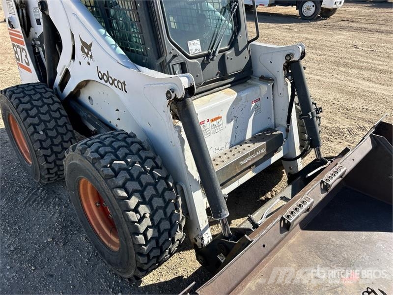 Bobcat 873 لوادر انزلاقية التوجيه