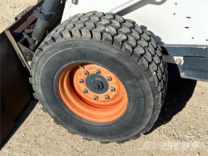 Bobcat 873 لوادر انزلاقية التوجيه