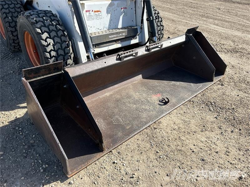 Bobcat 873 لوادر انزلاقية التوجيه