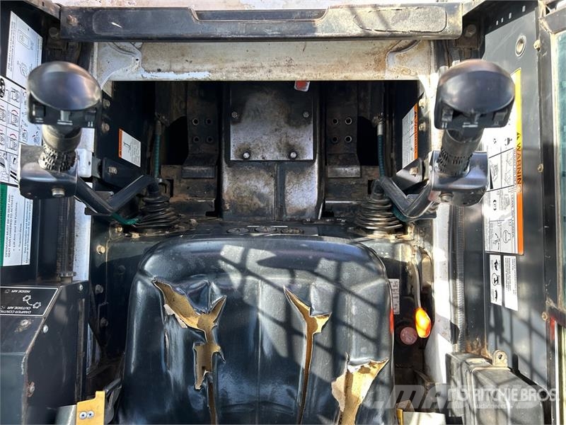 Bobcat 873 لوادر انزلاقية التوجيه