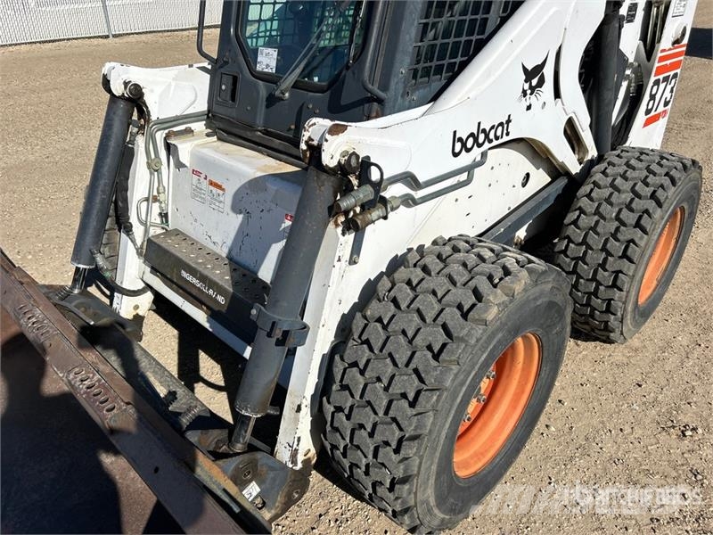 Bobcat 873 لوادر انزلاقية التوجيه