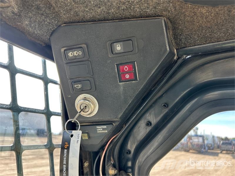 Bobcat 873 لوادر انزلاقية التوجيه