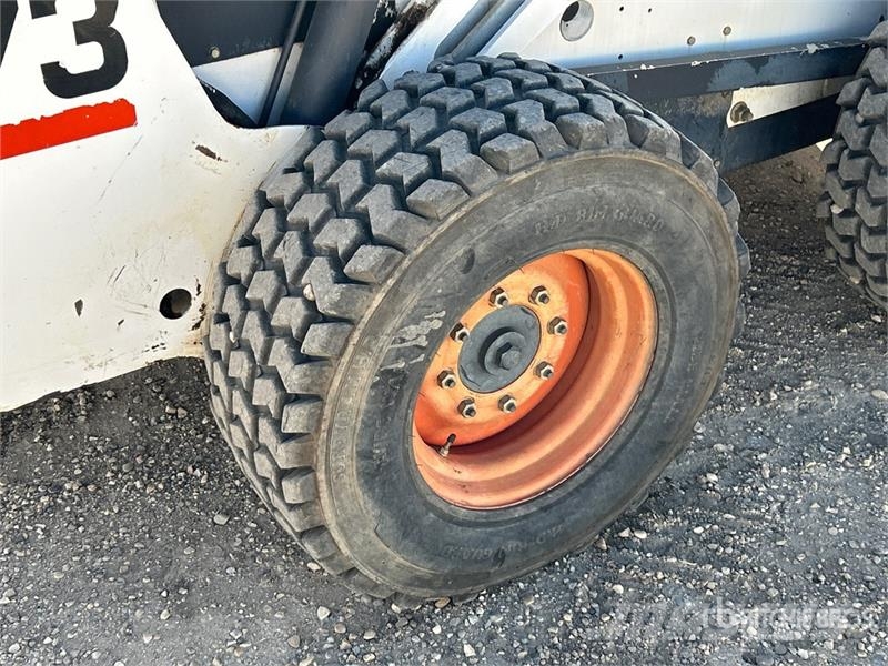 Bobcat 873 لوادر انزلاقية التوجيه