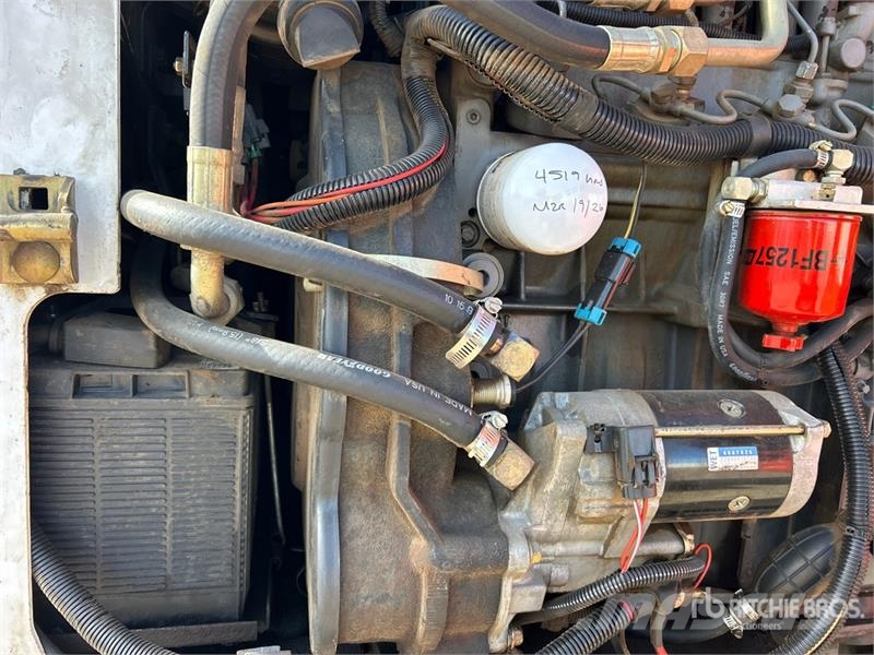 Bobcat 873 لوادر انزلاقية التوجيه