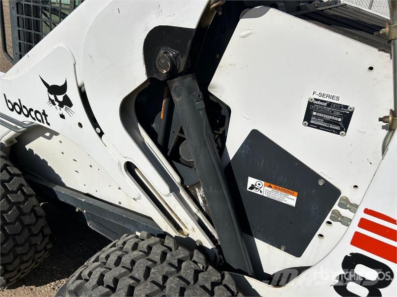 Bobcat 873 لوادر انزلاقية التوجيه