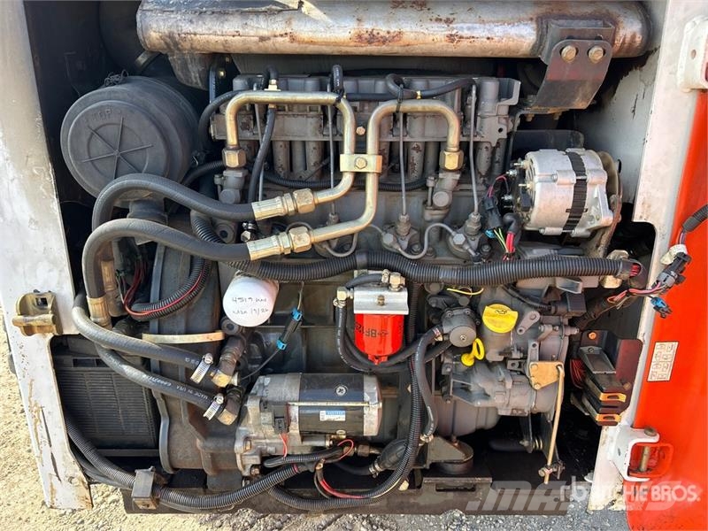 Bobcat 873 لوادر انزلاقية التوجيه