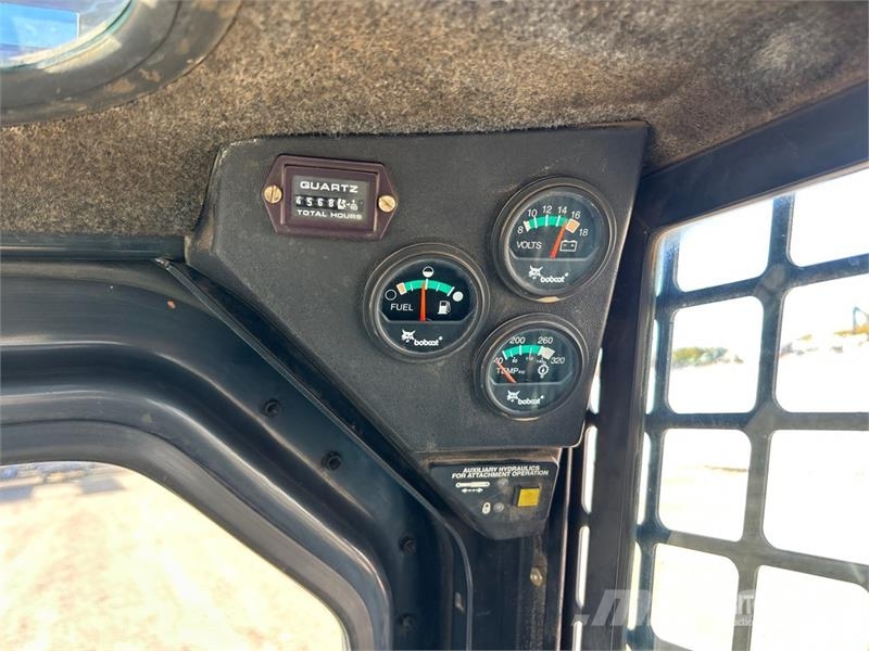 Bobcat 873 لوادر انزلاقية التوجيه