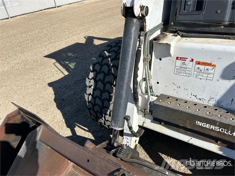 Bobcat 873 لوادر انزلاقية التوجيه