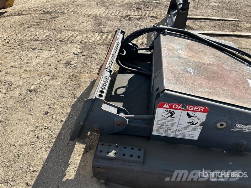 Bobcat SC4072 60 in Skid Steer Brush Cutter Tondeuses tractées