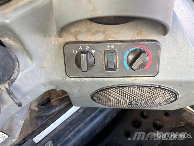 Bobcat T770 لوادر انزلاقية التوجيه