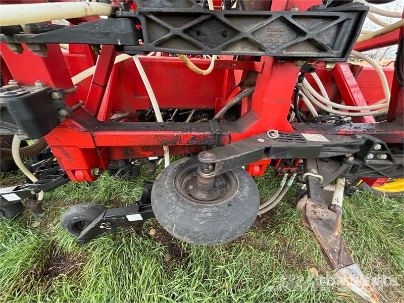 Bourgault 3310PHD 75 ft Air Drill Drills