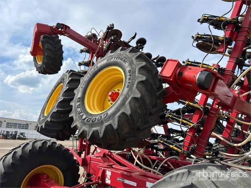 Bourgault 3320PHD XTC HF 76 ft Air Drill مثاقيب
