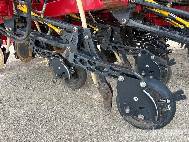 Bourgault 3320PHD XTC HF 76 ft Air Drill مثاقيب