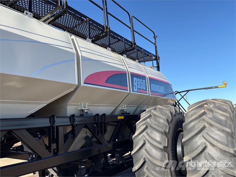 Bourgault 3320PHD XTC HF 84 ft Air Drill ドリル