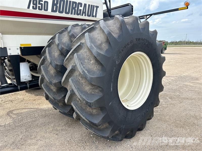 Bourgault 3320PHD XTC HF 76 ft Air Drill مثاقيب